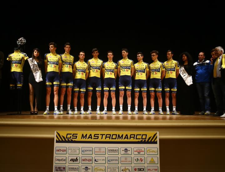 Vincenzo Nibali con i ''SUOI'' giovani Squali del GS Mastromarco