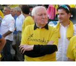 Don Francesco Pieraccini in maglia gialla alla festa per la vittoria del Tour de France di Vincenzo Nibali nel 2014