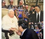 Eddy Merckx bacia la mano a Santo Giovanni Paolo II insieme ad Ivano Fanini