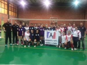 Le formazioni del Pieve Volley e del Delfino Pescia unite nel ricordo delle vittime di Parigi