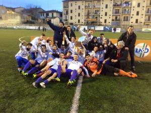 La squadra della Larcianese con la coppa della fase regionale di Coppa Italia 