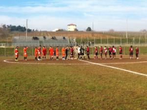 Le due compagini in mezzo al campo per l'inizio dell'atteso derby