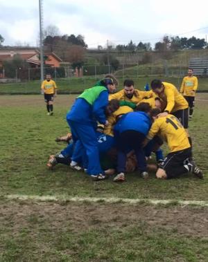 I ragazzi di Miggiano festeggiano capitan Meschi, autore del gol vittoria