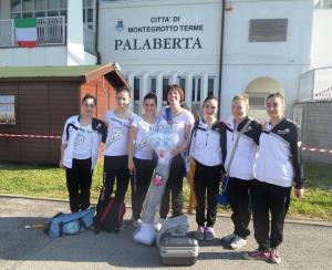 Le sei atlete del Twirling Lucca con l'allenatrice Ilaria Bertuccelli