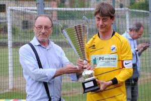 Lo storico capitano Leonardo Carrara con la Supercoppa Aics (Foto Giulia Carrara)