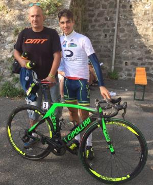 Andrea Innocenti con la maglia di leader dei giovani al Lunigiana e il ds Bardelli