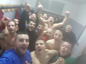 I ragazzi del Chiesina 1981 festeggiano il ritorno alla vittoria
