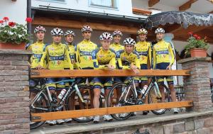 La squadra al Passo San Pellegrino presso l'Hotel Cristallo