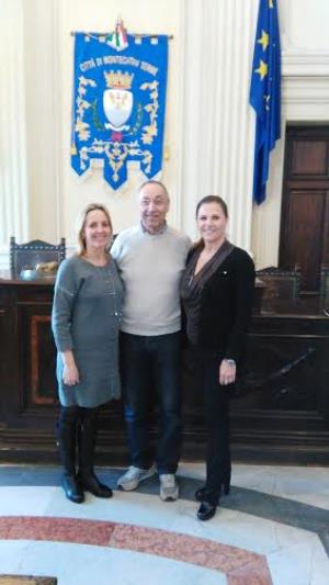 Alfio Dal Porto con le due responsabili delle associazioni Butterfly di Massarosa, Angela Petrini, e Tip Tap One Livorno, Monica Baldasseroni