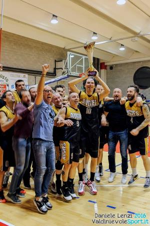 Gli Augies sollevano la coppa (Foto Daniele Lenzi)