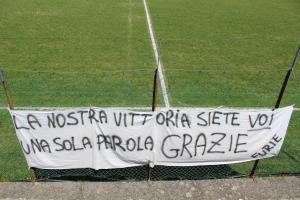 Lo striscione fatto dalla squadra per i tifosi