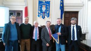 Nella foto di gruppo il delegato provinciale FIS Passerotti, delegato allo sport del Comune Dal Porto, presidente regionale FIS Morini, presidente nazionale FIS Scarso, sindaco Giuseppe Bellandi e Luca Magni (Chiti Scherma). 