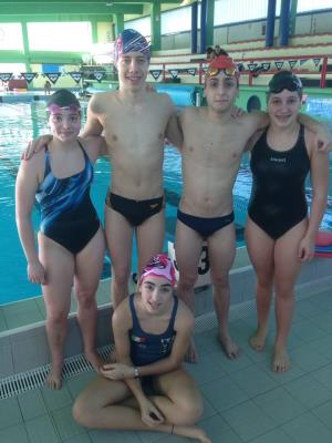 I 5 atleti del Nuoto Valdinievole che hanno conquistato la medaglia di bronzo
