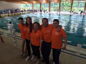 I quattro atleti del Nuoto Valdinievole con l'allenatrice Chiara Bellini