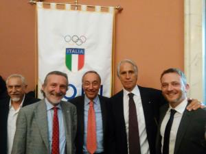 Nella foto di gruppo la delegazione montecatinese. Il sindaco Bellandi, il delegato allo sport Dal Porto, il presidente del consiglio comunale Rastelli e il consigliere Gigli.