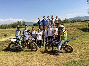 Foto (free): Il gruppo dei partecipanti al corso di Motocross con il campione della specialità Manuel Iacopi