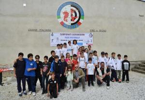 Foto di gruppo dei ragazzi che hanno partecipato con in mezzo accosciati a sinistra Granai  e a destra Perondi (Foto Giuseppe Giovacchini)