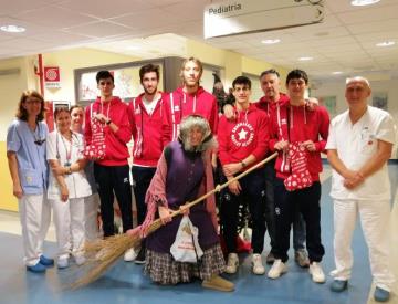 Nella pediatria del San Jacopo i bambini giocano con la Shoemakers di Monsummano In dono anche 450 libri Nella pediatria del San Jacopo i bambini giocano con la Shoemakers di Monsummano In dono anche 450 libri