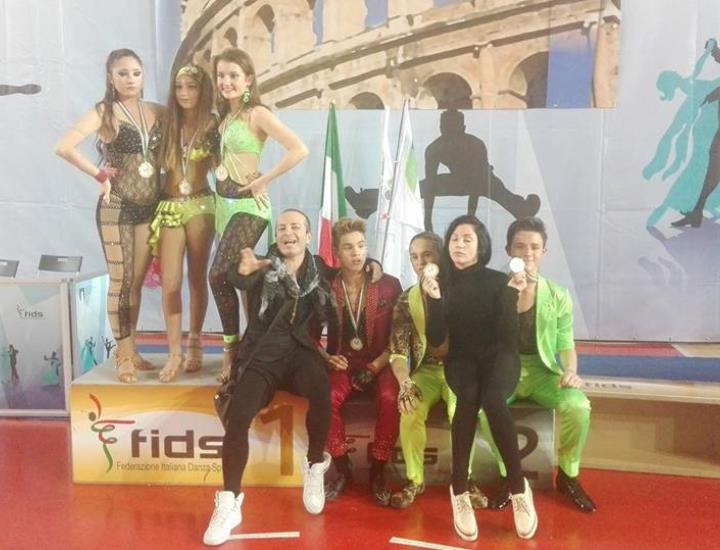 Aprono il 2016 con una tripletta i ragazzi della Robert Fashion Dance Toscana. Aprono il 2016 con una tripletta i ragazzi della Robert Fashion Dance Toscana.
